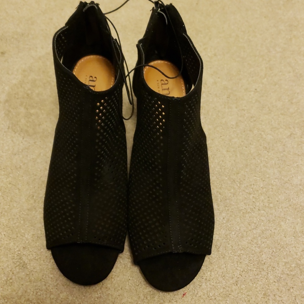 Black Wedges